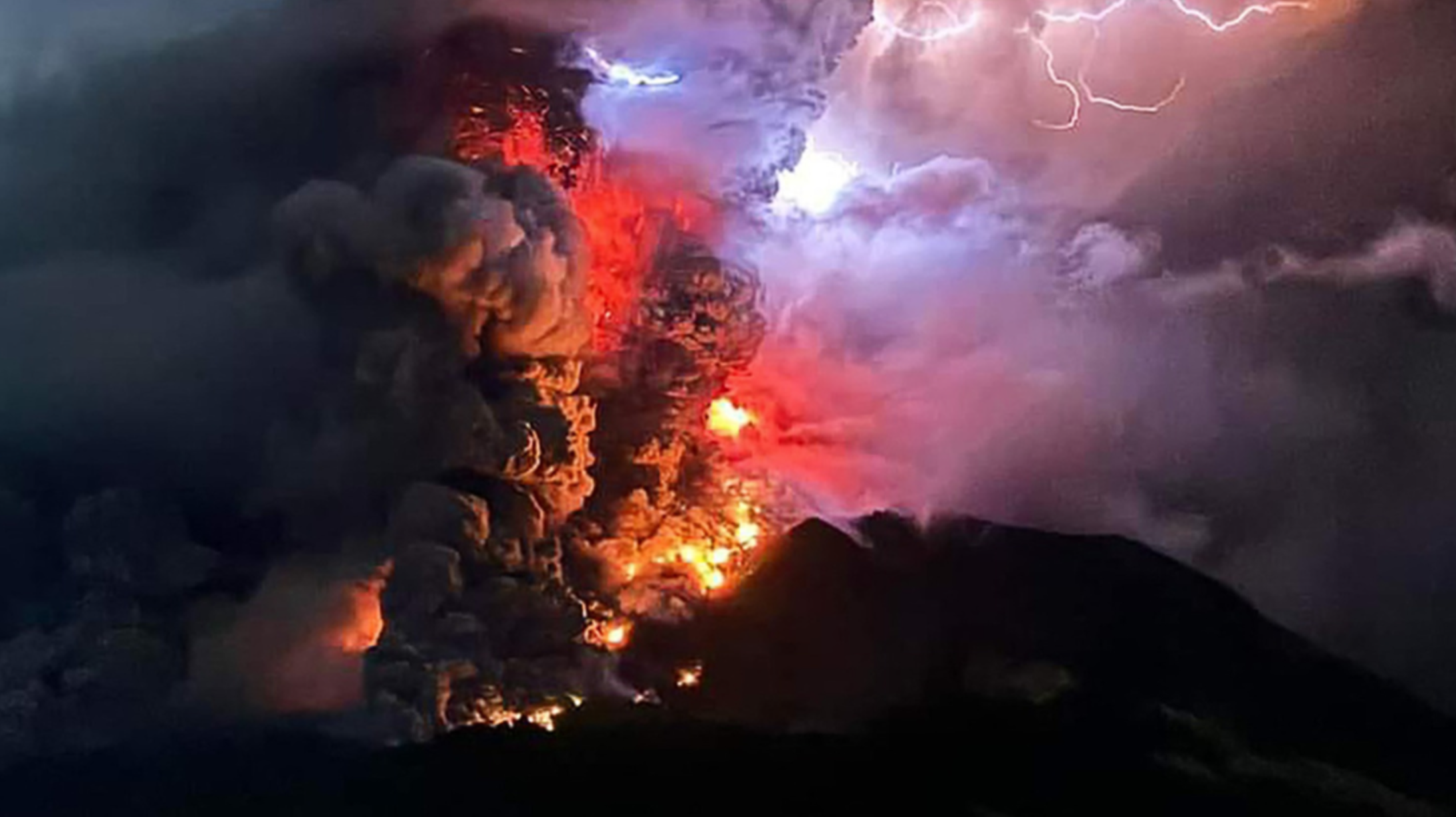 Siguen los desalojos por erupción del volcán Ruang en Indonesia